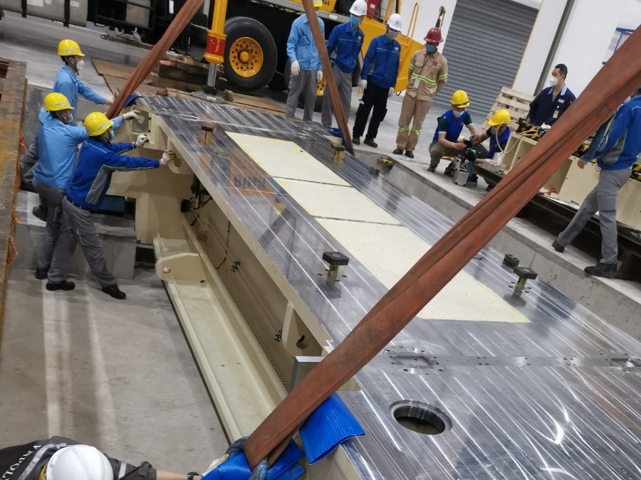 Đột dập kim loại là gì? So sánh đột dập thường và CNC