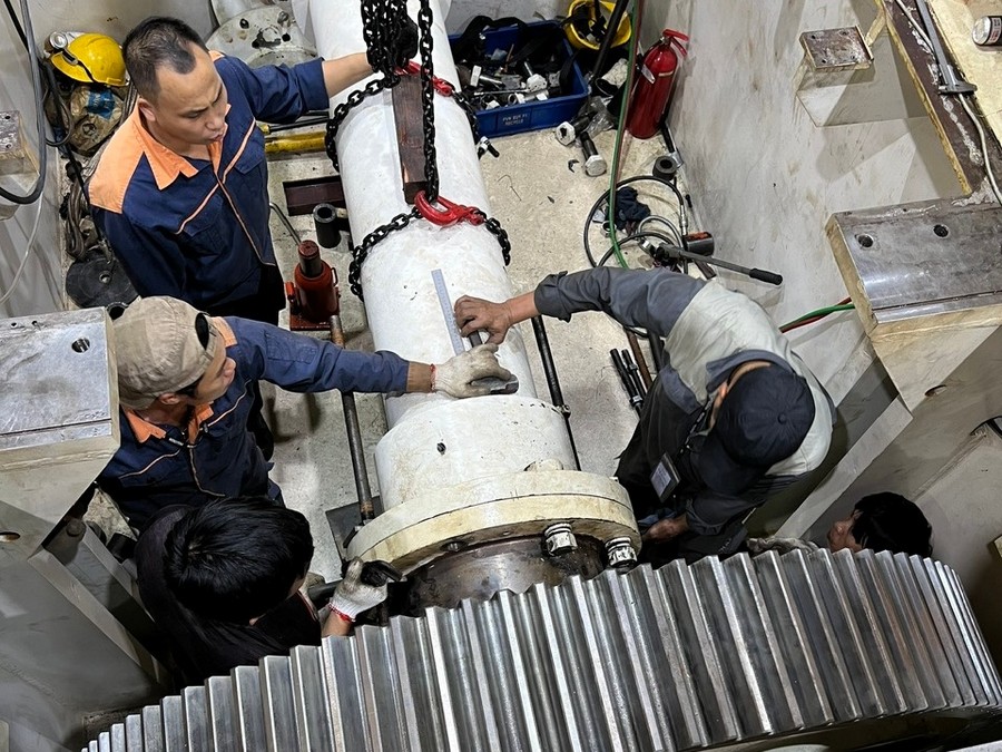 Đột dập kim loại là gì? So sánh đột dập thường và CNC